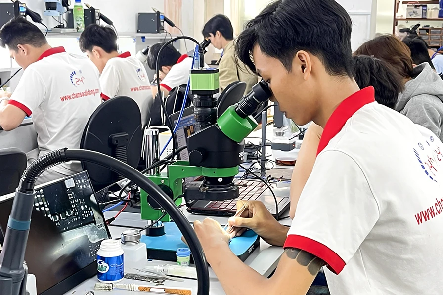 Hình ảnh trung tâm dạy nghề sửa chữa điện thoại và laptop 24h