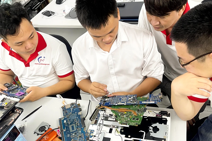 Hình ảnh trung tâm dạy nghề sửa chữa điện thoại và laptop 24h