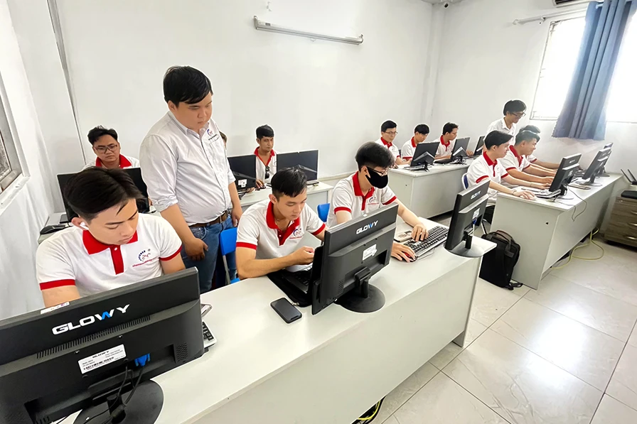 Hình ảnh trung tâm dạy nghề sửa chữa điện thoại và laptop 24h
