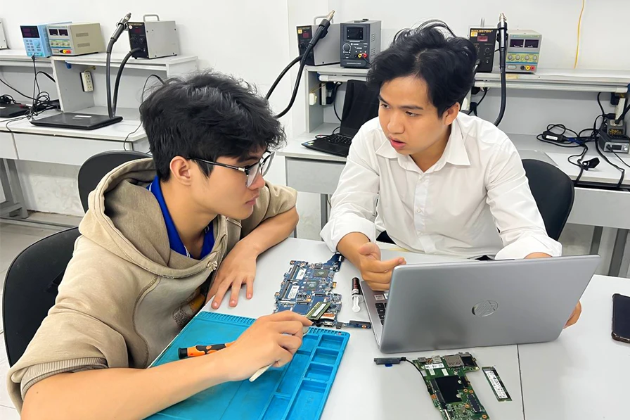 Hình ảnh trung tâm dạy nghề sửa chữa điện thoại và laptop 24h