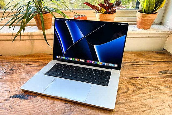 Giải đáp: Có nên vừa sạc vừa dùng MacBook không?