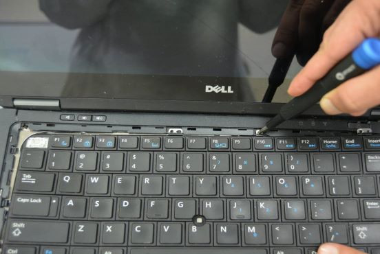 Cách tháo nút, thay bàn phím laptop Dell cực đơn giản
