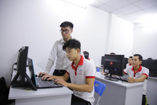 Đào tạo sửa điện thoại laptop TP.HCM: Kỹ năng chuyên nghiệp, hiệu quả