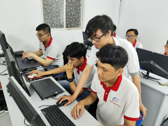 Không có bằng cấp có đi học nghề sửa chữa điện thoại, laptop được không?