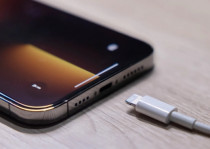 Hướng dẫn sạc iPhone 13 Pro Max đúng cách: Sạc trong bao lâu? Sạc nhanh có hại cho pin không?