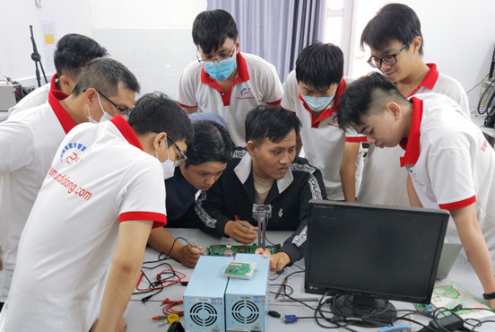 Học sửa điện thoại laptop có khó không? Mất bao lâu? Địa chỉ học uy tín tại TP.HCM