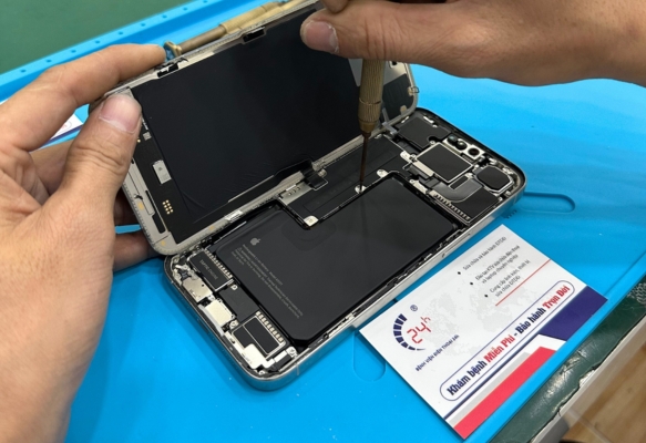 thay-pin-iPhone-15-Pro-Max-lay-ngay.jpg