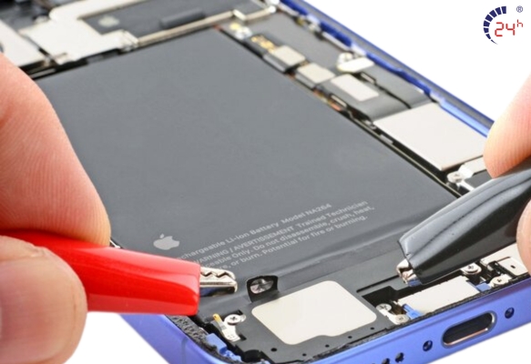 trung-tam-thay-pin-iPhone-16-Plus-lay-lien.jpg