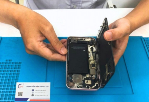 dich-vu-thay-pin-iPhone-15-lay-ngay.jpg