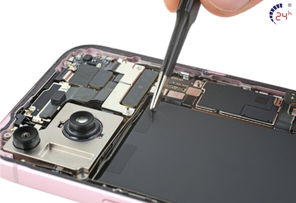 thay-pin-iPhone-15-uy-tin-lay-lien.jpg