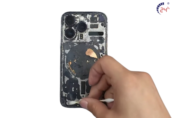 thay-kinh-lung-iphone-14-pro-lay-lien.jpg