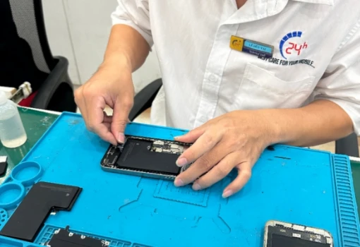 dia-chi-thay-pin-iphone-15-pro-max-lay-lien.jpg