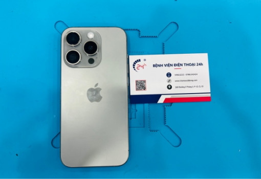 thay-kinh-lung-iphone-15-pro-gia-re.jpg