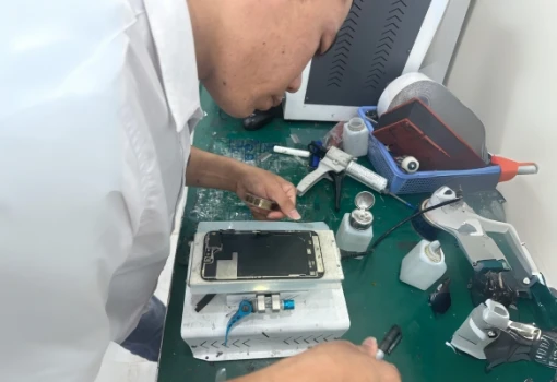 thay-mat-kinh-iphone-14-plus.jpg