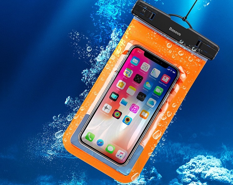 Sắm túi chống nước là cách bảo vệ iPhone khi trời mưa hoặc đi bơi an toàn