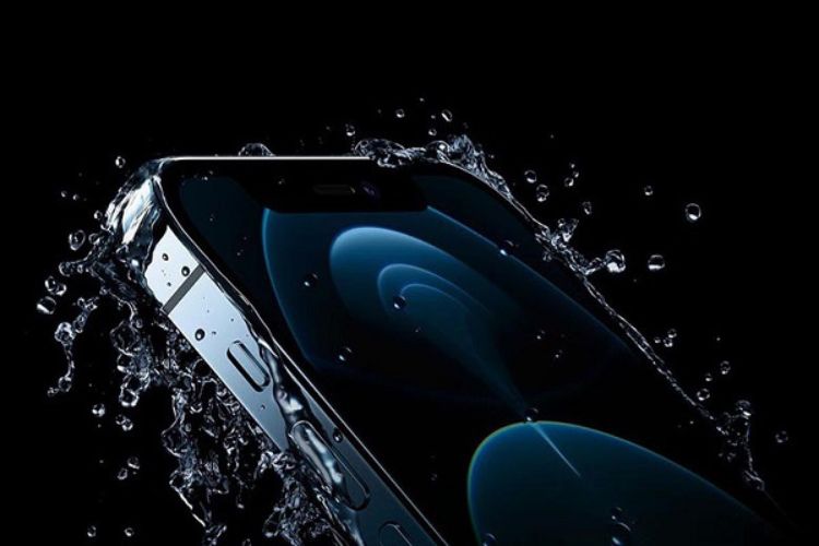 iPhone 13 Pro Max tiếp xúc trực tiếp với nước 