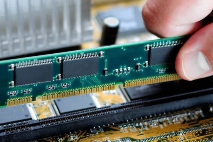 lắp đặt RAM máy tính thường rất phức tạp nên không khuyến khích tự thay RAM tại nhà