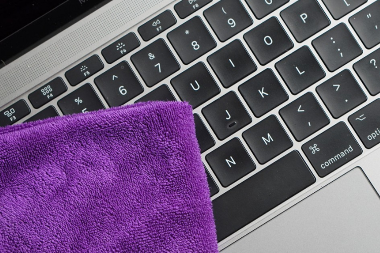 vệ sinh MacBook Pro 13 inch 2020 A2289 định kỳ để đảm bảo rằng loa luôn sạch sẽ nhất