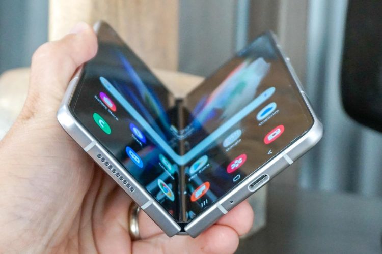 Biểu hiện cho thấy Samsung Galaxy Z Fold3 cần thay bản lề 