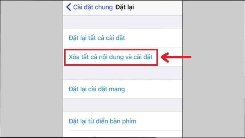 Chọn Xóa tất cả nội dung và cài đặt (sẽ mất toàn bộ dữ liệu).