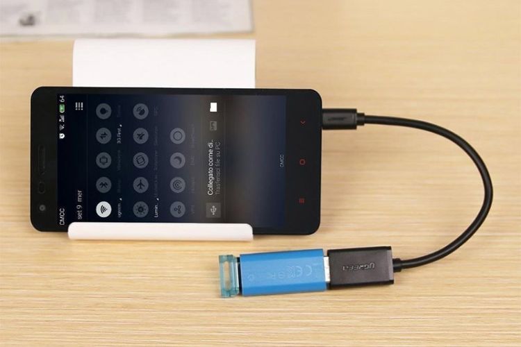 Dùng cáp USB OTG để lấy dữ liệu