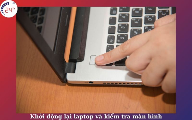 Khởi động lại laptop và kiểm tra màn hình