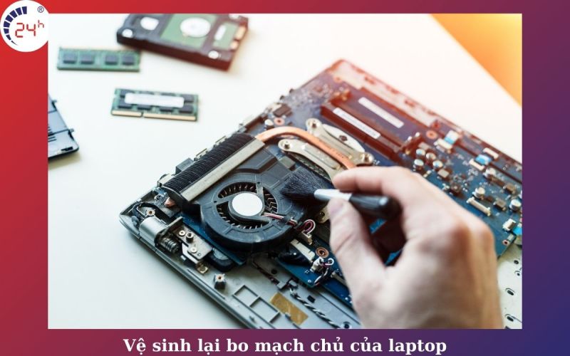 Vệ sinh lại bo mạch chủ của laptop