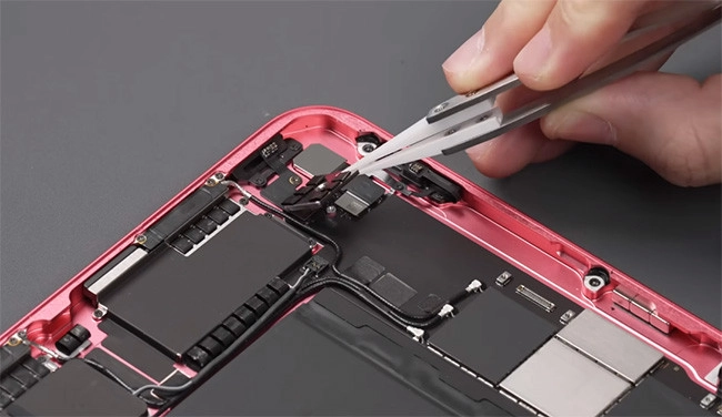 thay-camera-sau-ipad-gen-11-2025-6