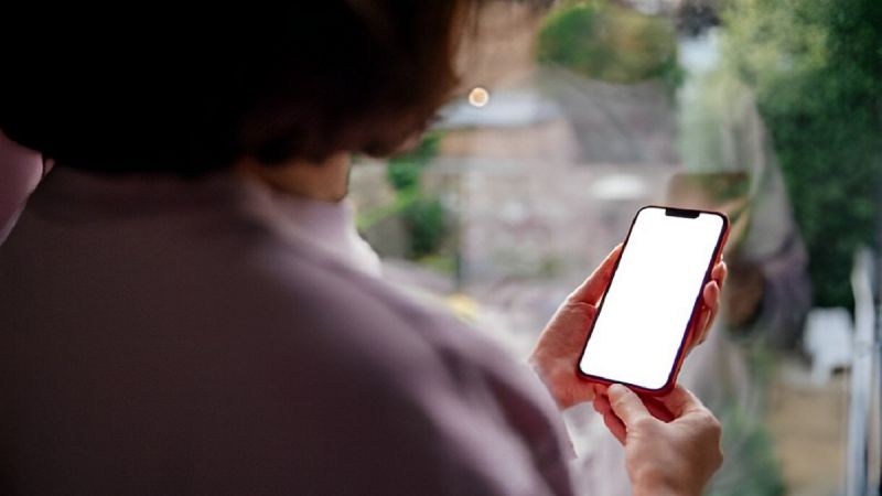 Sửa lỗi trắng màn hình iPhone 16e 3