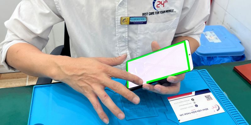 Sửa lỗi trắng màn hình iPhone 16e 4