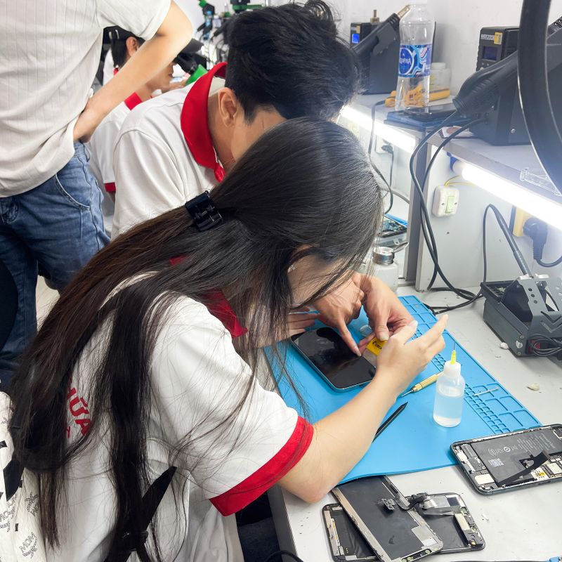 Thay vỏ iPhone 16e 9