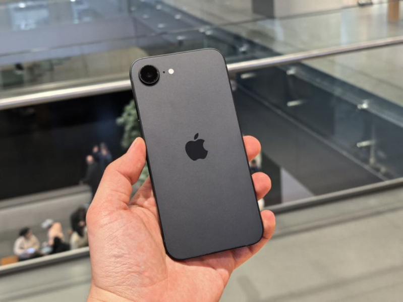 Thay kính lưng iPhone 16e 4