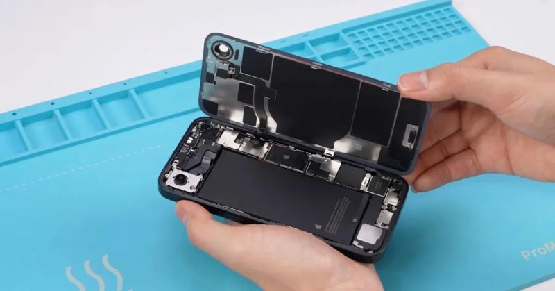 Thay pin iPhone 16e 1
