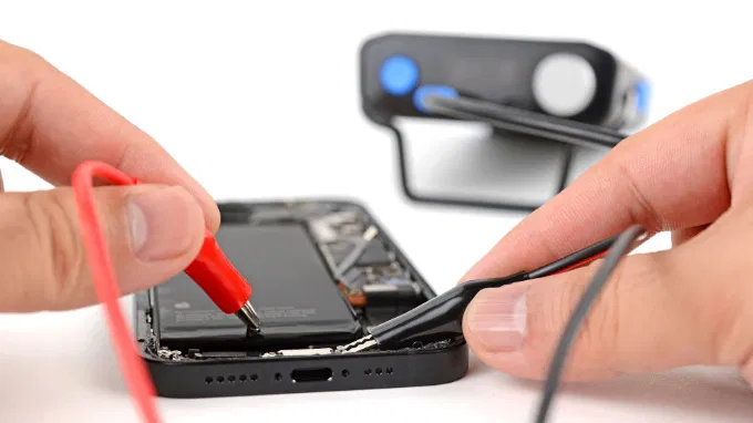 Thay pin iPhone 16e 2
