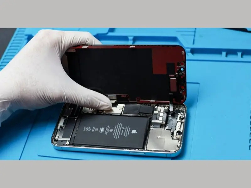 Thay pin iPhone 16e 5