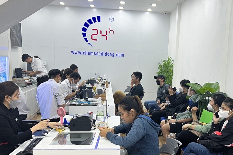 tiếp nhận máy và tư vấn cho khách 