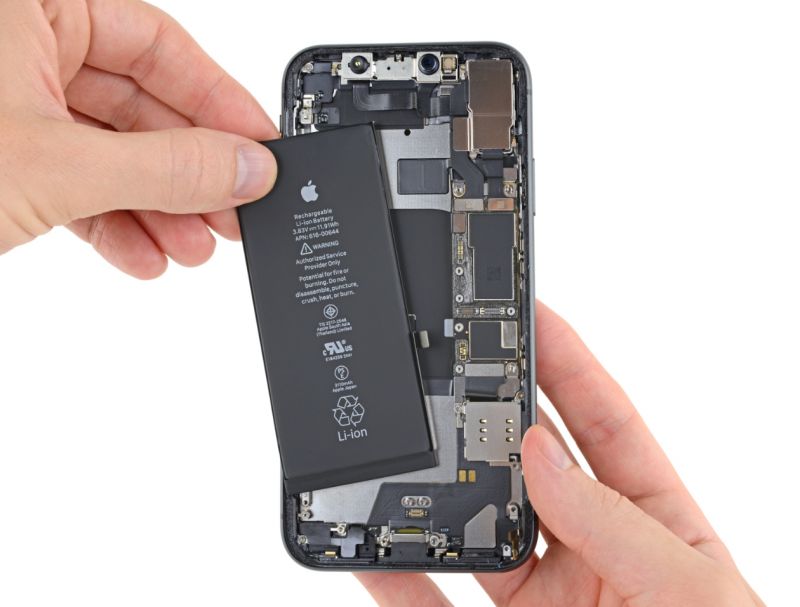 Thay pin Pisen iPhone 15 2