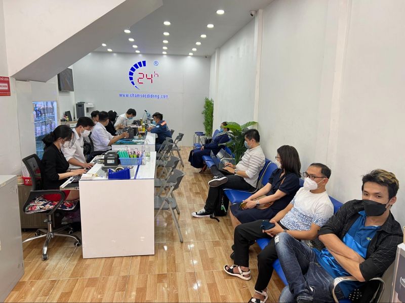 khách hàng dùng dịch vụ thay màn hình