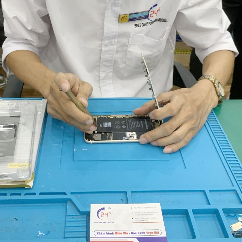 thợ đang thay màn hình điện thoại