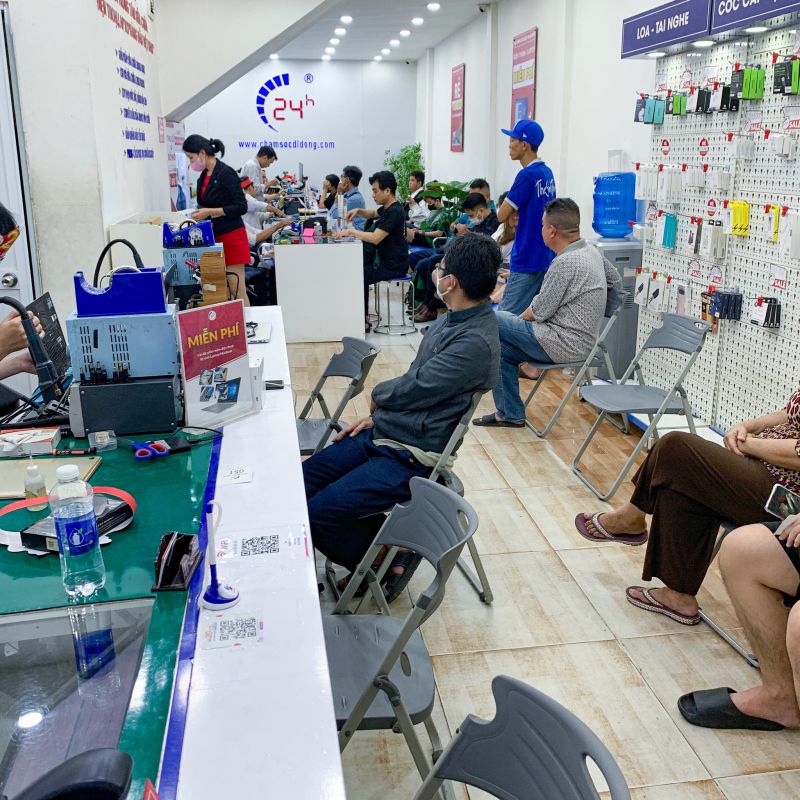 Ép cổ màn hình iPhone 15 8