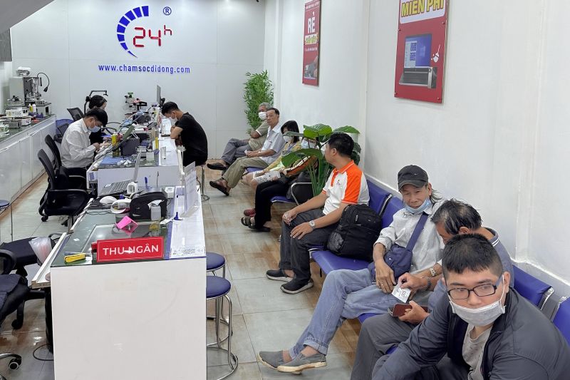 Ép cổ màn hình iPhone 15 Pro 6