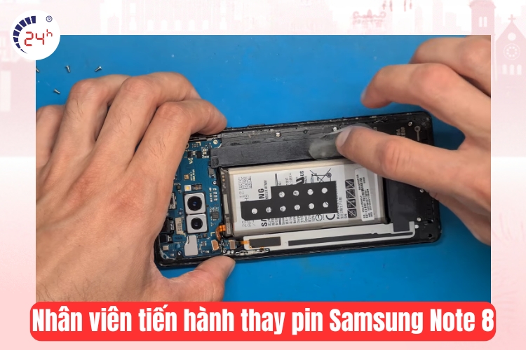 nhân viên thay pin samsung note 8 