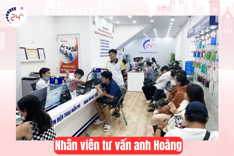 nhân viên tư vấn cho anh hoàng