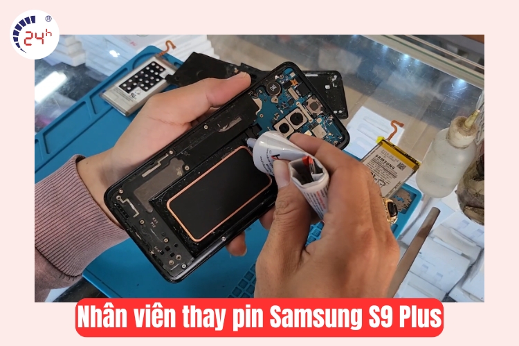 nhân viên thay pin samsung s9 plus