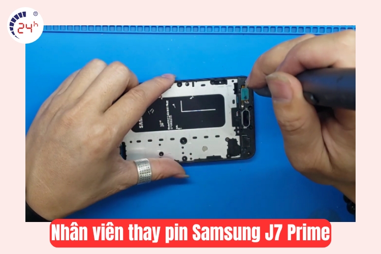 nhân viên chamsocdidong.com thay pin samsung j7 prime 