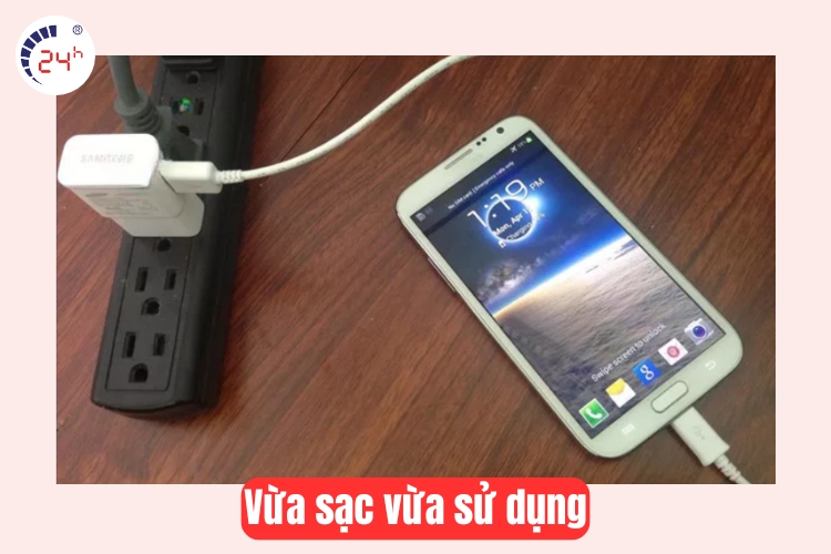 vừa sạc pin vừa sử dụng