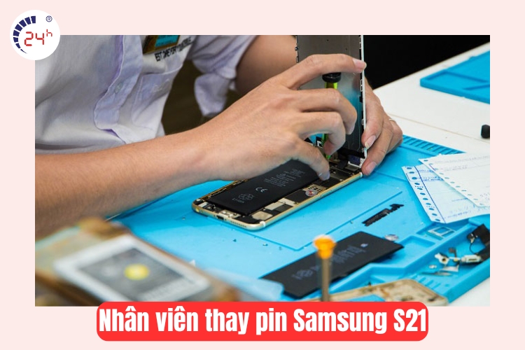 nhân viên chamsocdidong.com thay pin samsung s21 