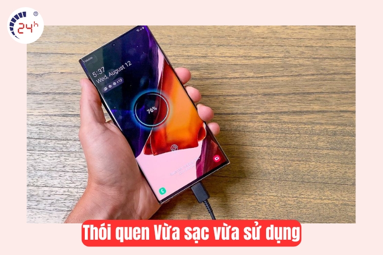thói quen vừa sạc vừa sử dụng