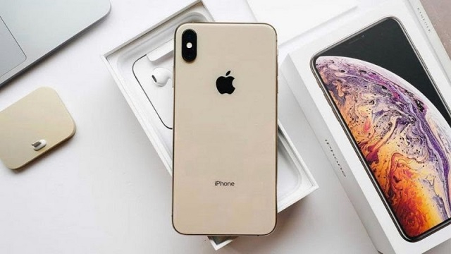 Thay kính lưng iPhone XS 4