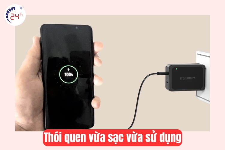vừa sạc vừa sử dụng điện thoại 